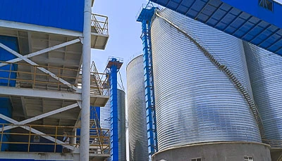 How Does a Bucket Elevator Handle the Impact of High-Temperature Clinker?